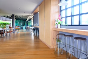 Lobby sitting area - Bed Hub Hotel (Phichit)