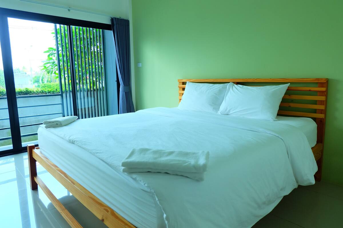 Blackout curtains, free WiFi