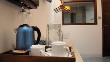 Coffee/tea maker, electric kettle