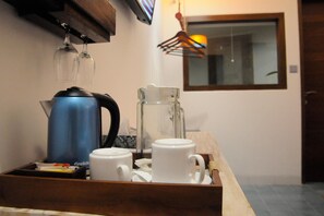 Coffee/tea maker, electric kettle
