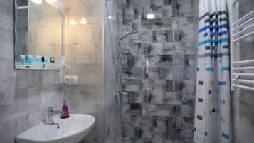 Apartamento família, 3 quartos, vista para a cidade | Banheiro | Chuveiro com efeito de chuva, produtos de toalete grátis