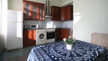 Deluxe-lejlighed - 1 soveværelse - ikke-ryger - byudsigt | Privat køkken | Køleskab, mikrobølgeovn, ovn, kogeplade