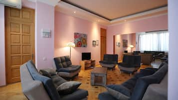 Family Apartment, 3 Bedrooms, City View | Living room