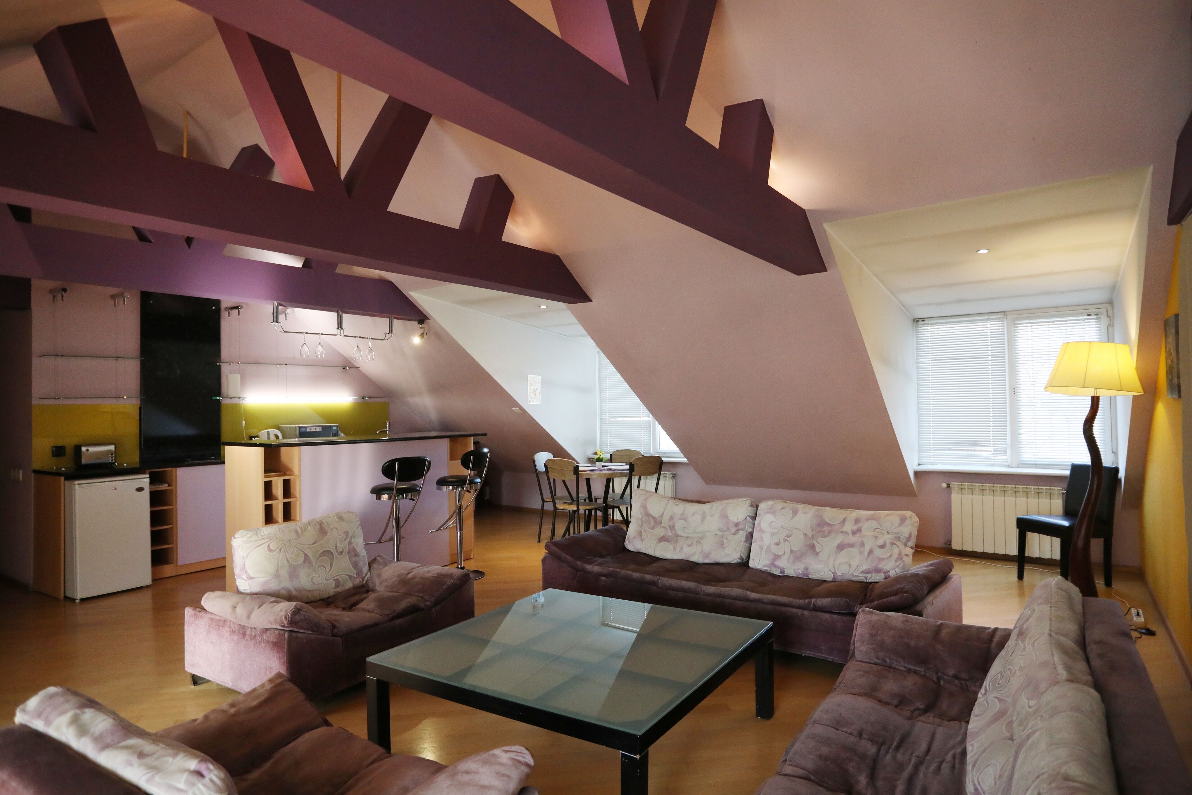 Un loft moderno con cocina, comedor y sala de estar.