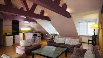 Un loft moderno con cocina, comedor y sala de estar.
