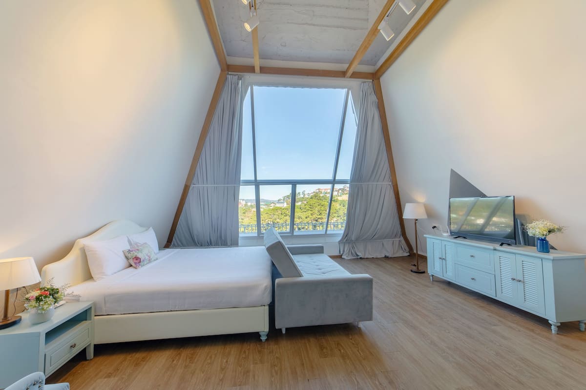 suite, 1 king bed | desk, blackout curtains, rollaway beds, free wifi