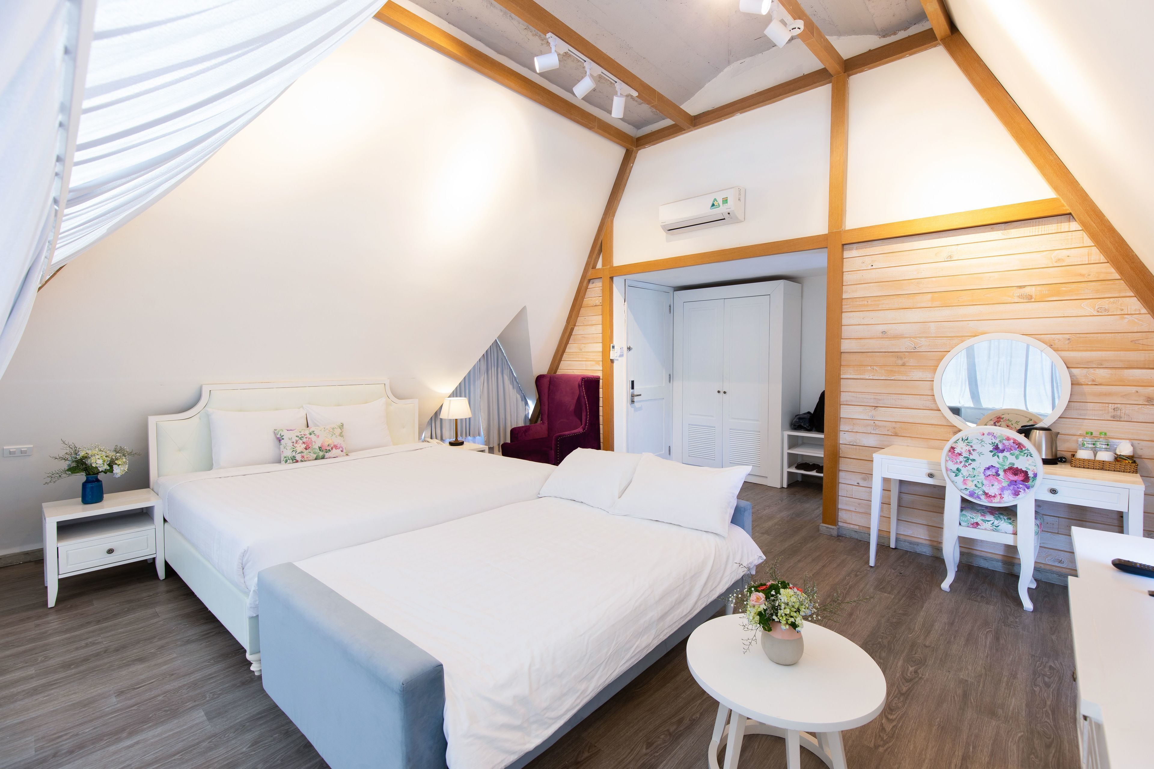 suite, 1 king bed | desk, blackout curtains, rollaway beds, free wifi