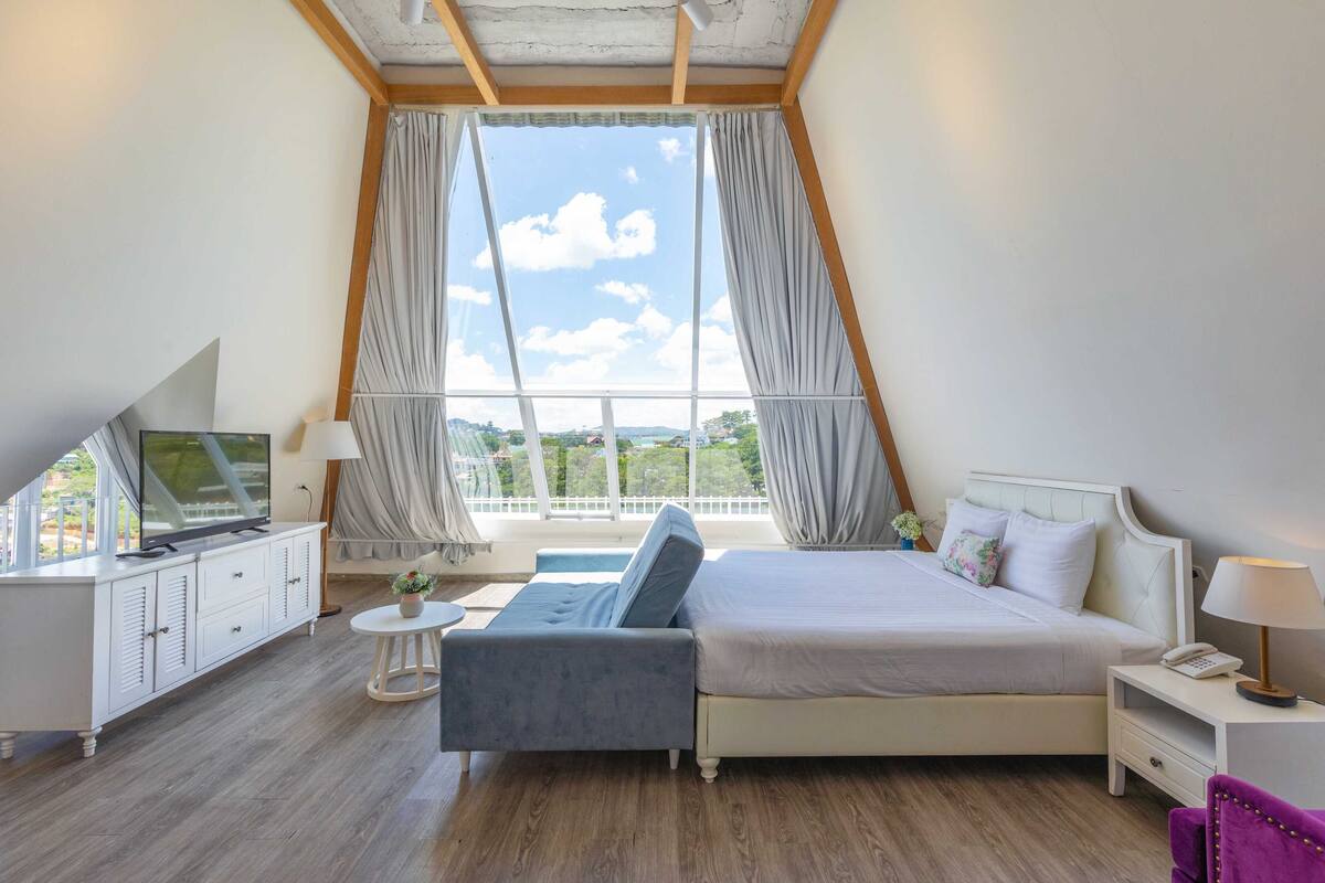 suite, 1 king bed | desk, blackout curtains, rollaway beds, free wifi