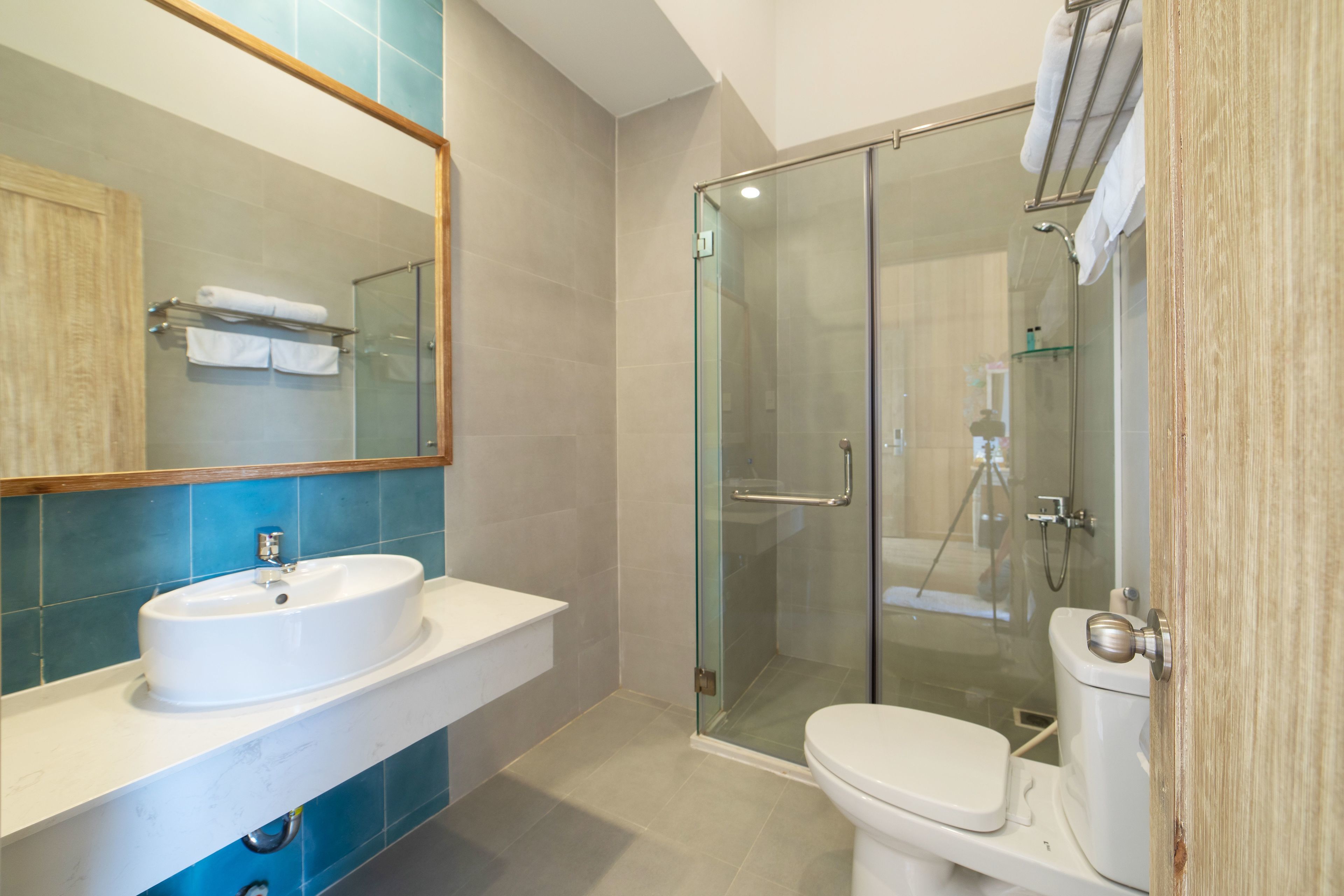 luxury double room | bathroom | shower, free toiletries, hair dryer, slippers