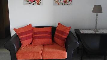 Smart TV, caminetto, libri