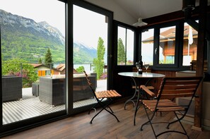 Dining - Spectacular Lake Views.   Fully equipped for your holiday needs. Sleeps 5 (Bönigen)