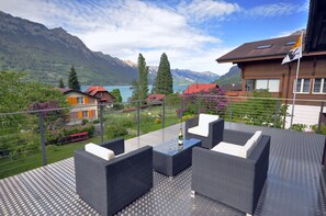 Terrace/patio - Spectacular Lake Views.   Fully equipped for your holiday needs. Sleeps 5 (Bönigen)