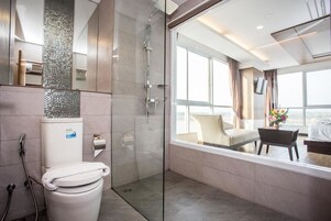 Shower, rainfall showerhead, free toiletries, hair dryer