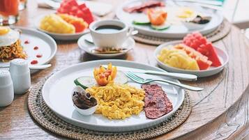 Daily cooked-to-order breakfast (IDR 125000 per person)