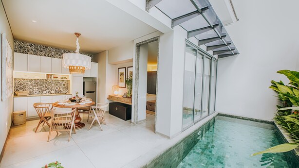 Una cocina moderna con comedor, una piscina pequeña y un espacio de estar con vistas.