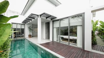 奢华别墅, 2 间卧室, 泳池景观 | 起居区 | 43-英寸LED 电视 (配备有线频道)、电视