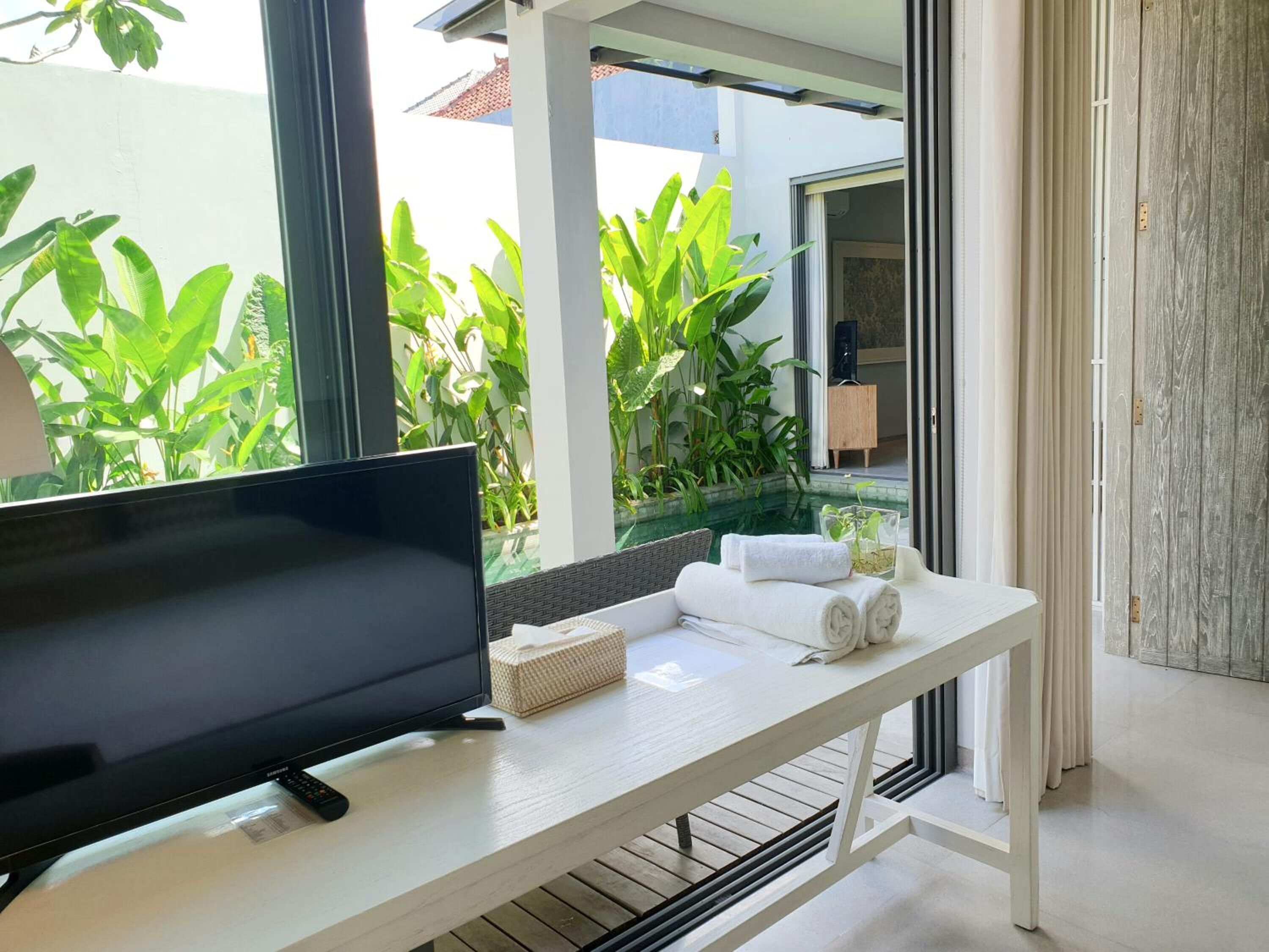 Minibar, brankas, meja kerja, dan ruang kerja ramah laptop