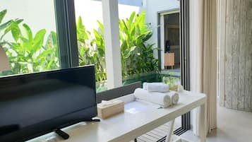 Minibar, brankas, meja kerja, dan ruang kerja ramah laptop