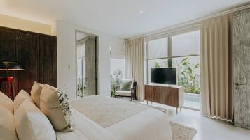 Honeymoon Villa, 1 King Bed, Pool View | Room amenity