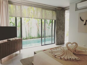 Minibar, in-room safe, desk, laptop workspace - Casamaya Villa (Legian)