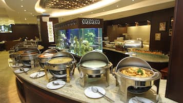 供應早餐和晚餐,國際料理