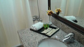 Een bad/douchecombinatie, gratis toiletartikelen, een haardroger