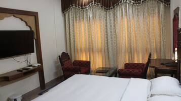 1 habitación, decoración personalizada, muebles diferentes y escritorio