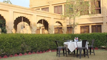 Se sirven desayunos, almuerzos y cenas; cocina vegetariana