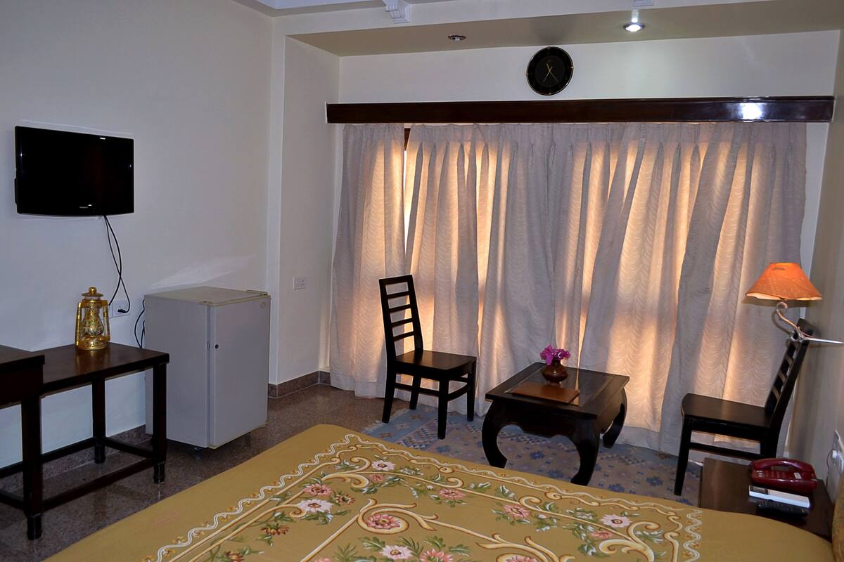 Deluxe Room | 1 bedroom, desk, WiFi (free), individually decorated