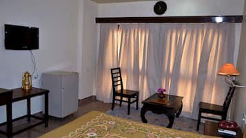 1 habitación, decoración personalizada, muebles diferentes y escritorio