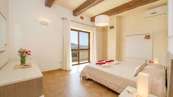 4 bedrooms, iron/ironing board, free WiFi, bed sheets