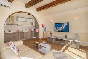 Una televisión, una chimenea