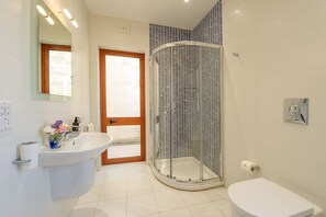 Baignoire, sèche-cheveux, serviettes fournies