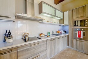 Frigorífico, microondas, horno y placa de cocina