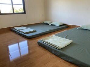 Familienapartment (B) | 6 Schlafzimmer, Verdunkelungsvorhänge, Bettwäsche
