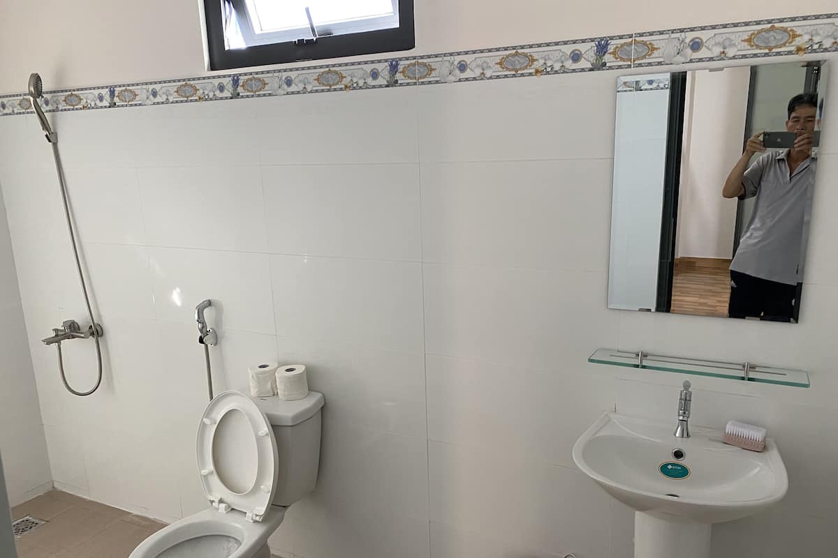 Un baño con inodoro, ducha y lavamanos.
