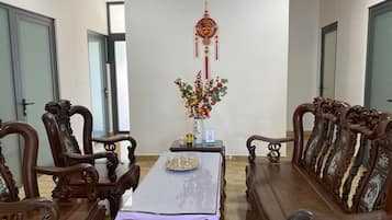 Căn hộ C dành cho gia đình | 6 phòng ngủ, màn/rèm cản sáng, bộ trải giường