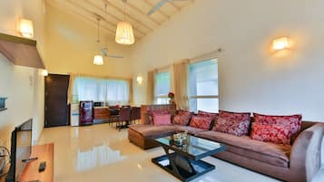 Premium Villa | Desk, rollaway beds, free WiFi