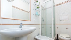 Regadera, secadora de cabello, bidet, toallas 