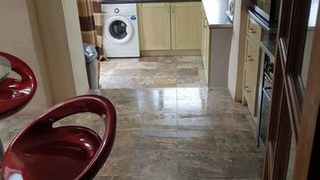 Lemari es, microwave, oven, dan kompor