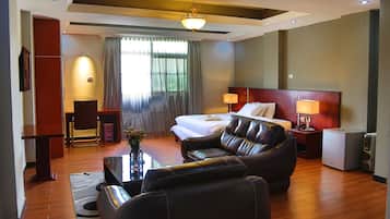Quarto solteiro luxo, 1 quarto, acessível, vista para a cidade | 1 quarto, frigobar, cofres nos quartos, escrivaninha