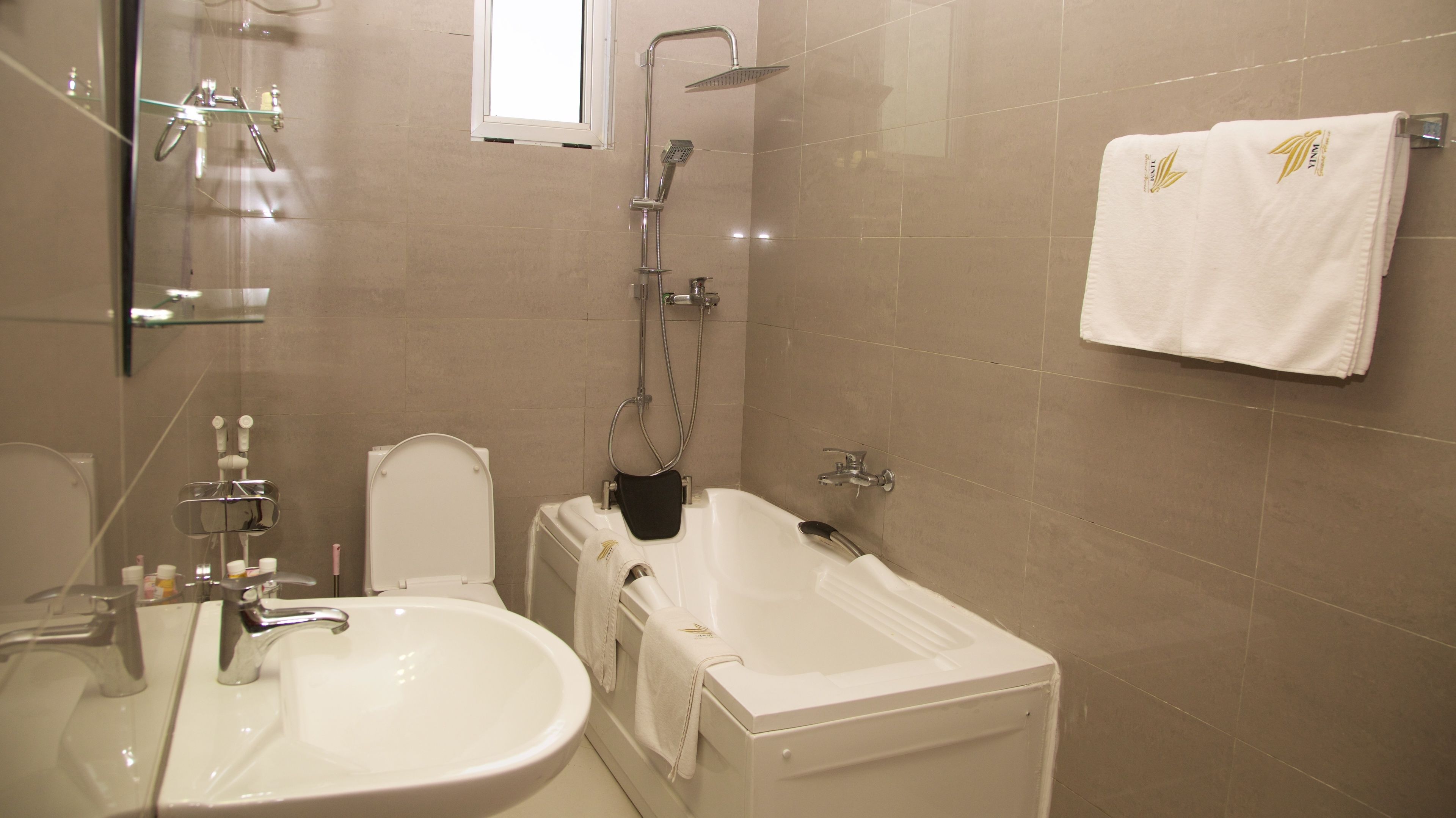 Un baño con lavabo, inodoro, bañera y ducha.