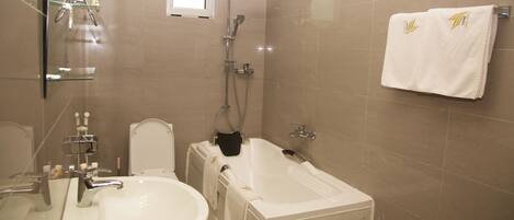 Un baño con lavabo, inodoro, bañera y ducha.