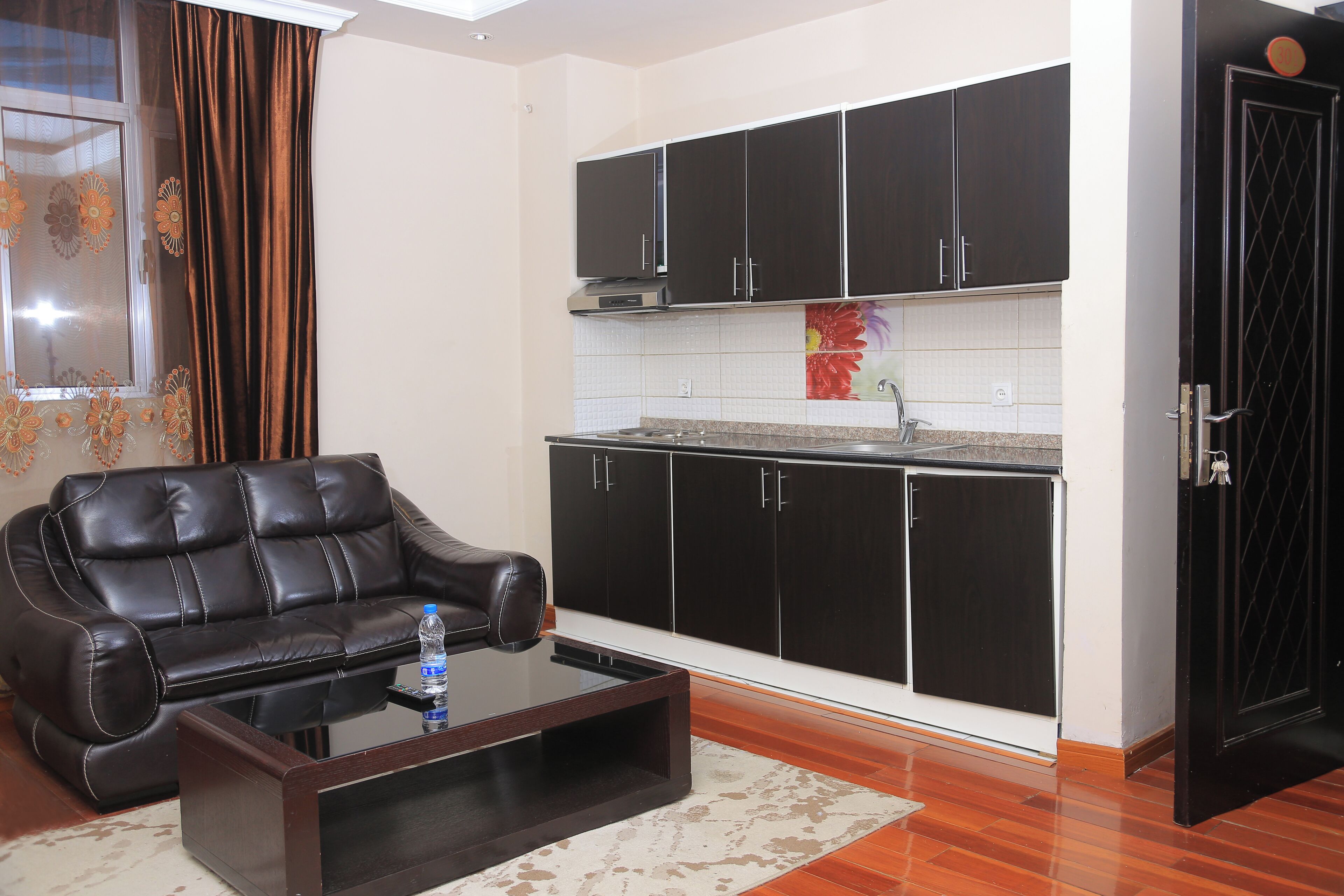 Minibar, coffres-forts dans les chambres, bureau