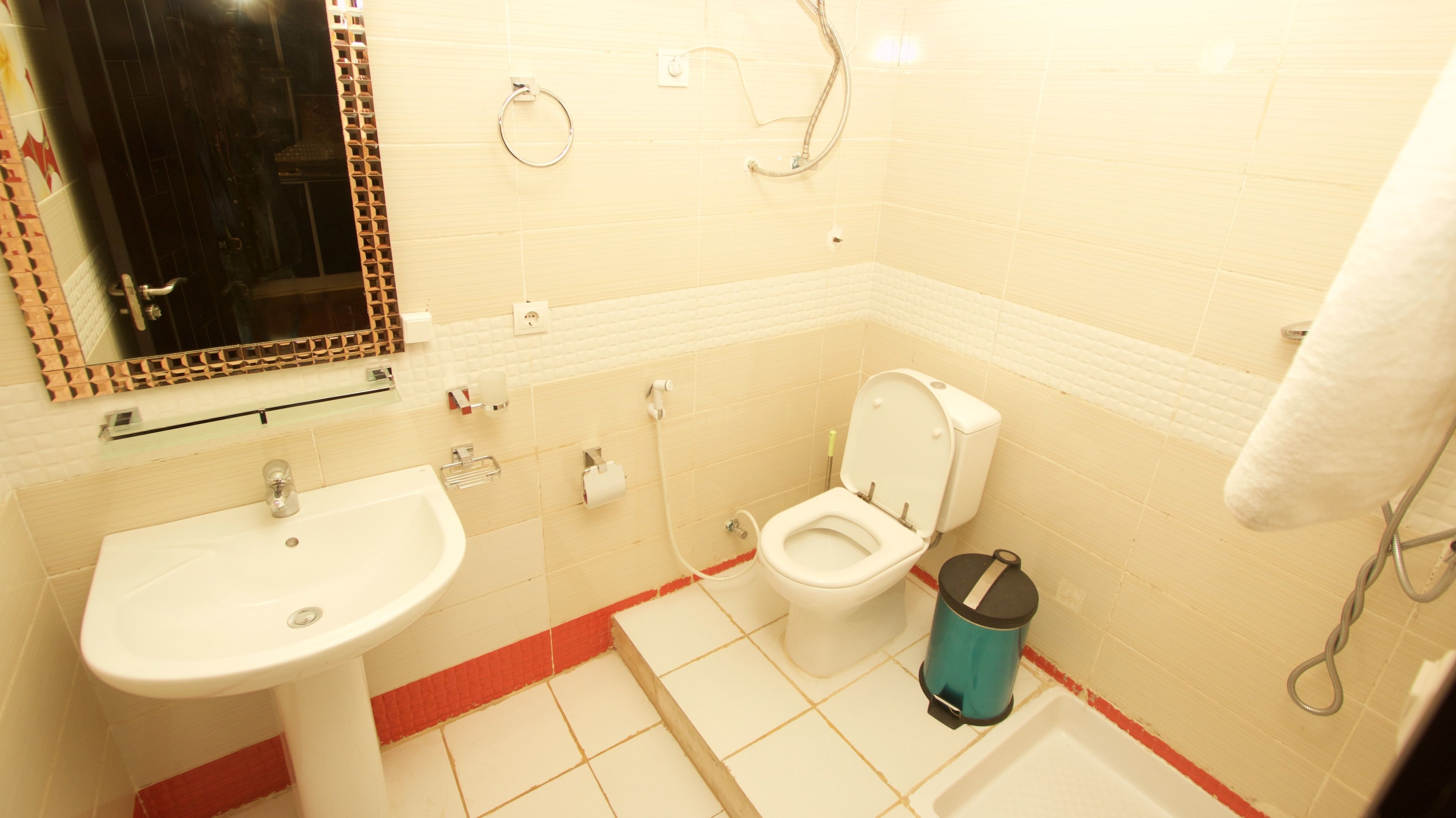 Un bagno con lavandino, WC e vasca da bagno.