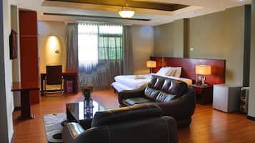 Quarto solteiro luxo, 1 quarto, acessível, vista para a cidade | Frigobar, cofres nos quartos, escrivaninha