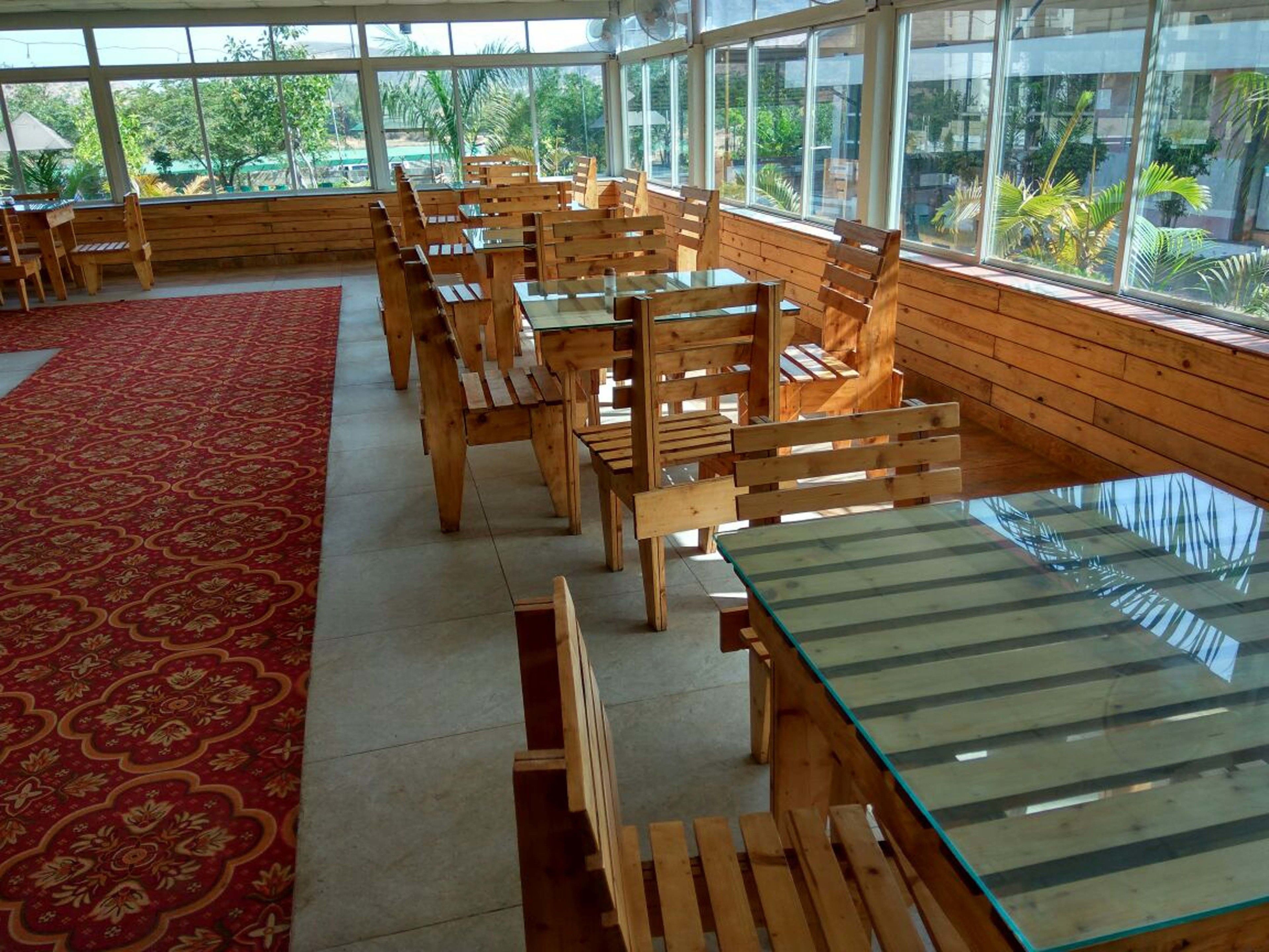 Un restaurant avec des meubles en bois et de grandes fenêtres.