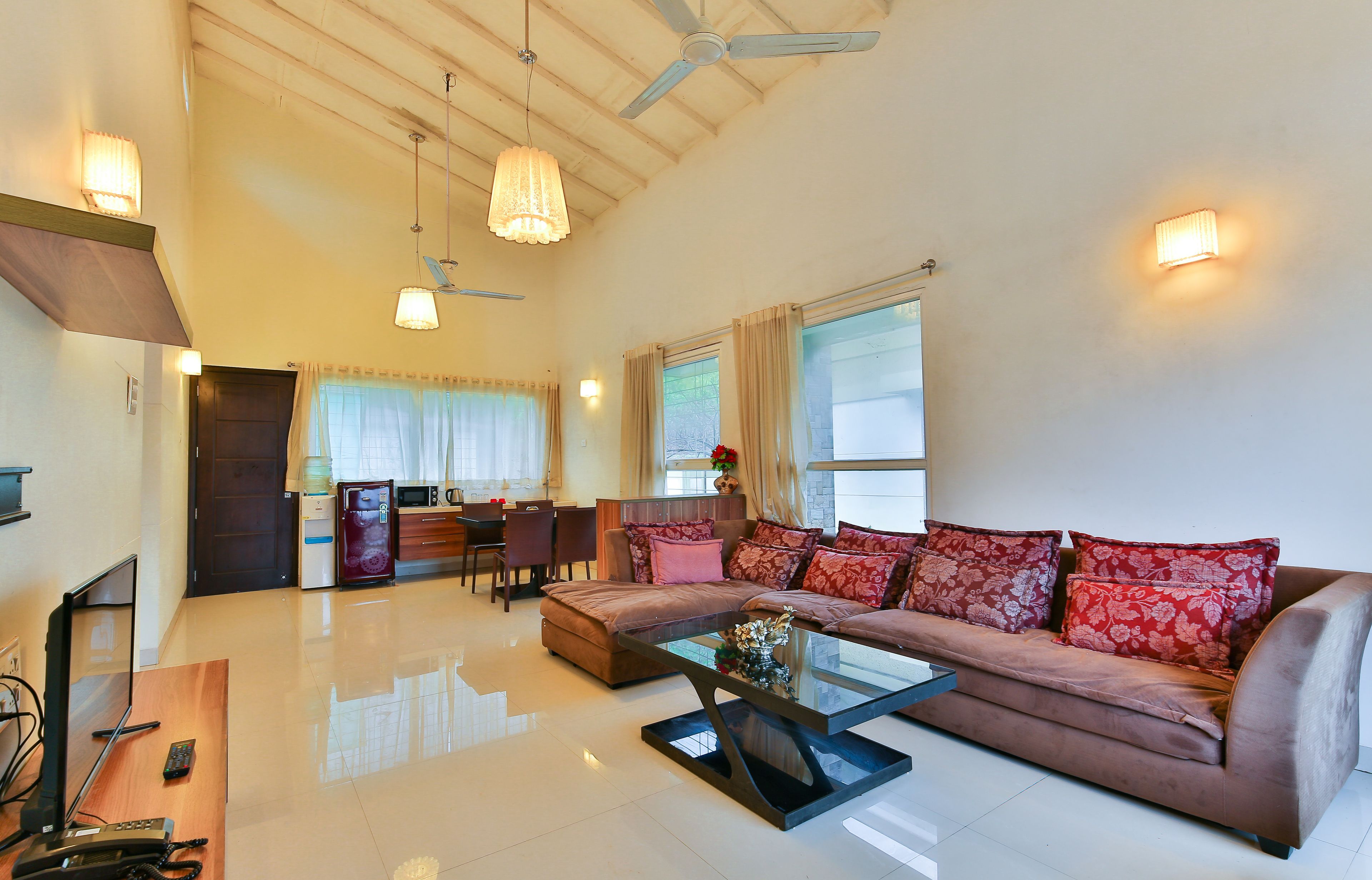 プレミアム ヴィラ 1 ベッドルーム バルコニー | リビング エリア | 24 インチの液晶テレビ (ケーブル放送視聴可)