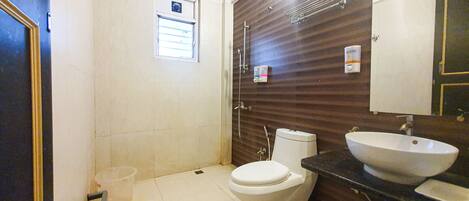 Ein Badezimmer mit Toilette, Waschbecken und Dusche.