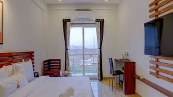 Deluxe Room with Bathtub and Mountain View | 1 bedroom, soundproofing, bed sheets